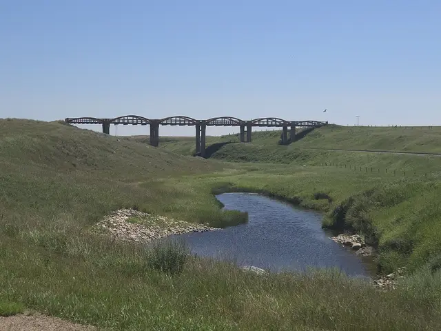 Bowstring arch bridge over Notukeu Creek